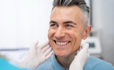 Imagem em Destaque - Implante dentário em Cambará: tratamento especializado para voltar a sorrir e mastigar com confiança