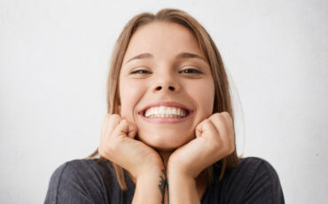 Imagem em Destaque - Clareamento dental: quando fazer o tratamento para conquistar um sorriso mais branco com segurança